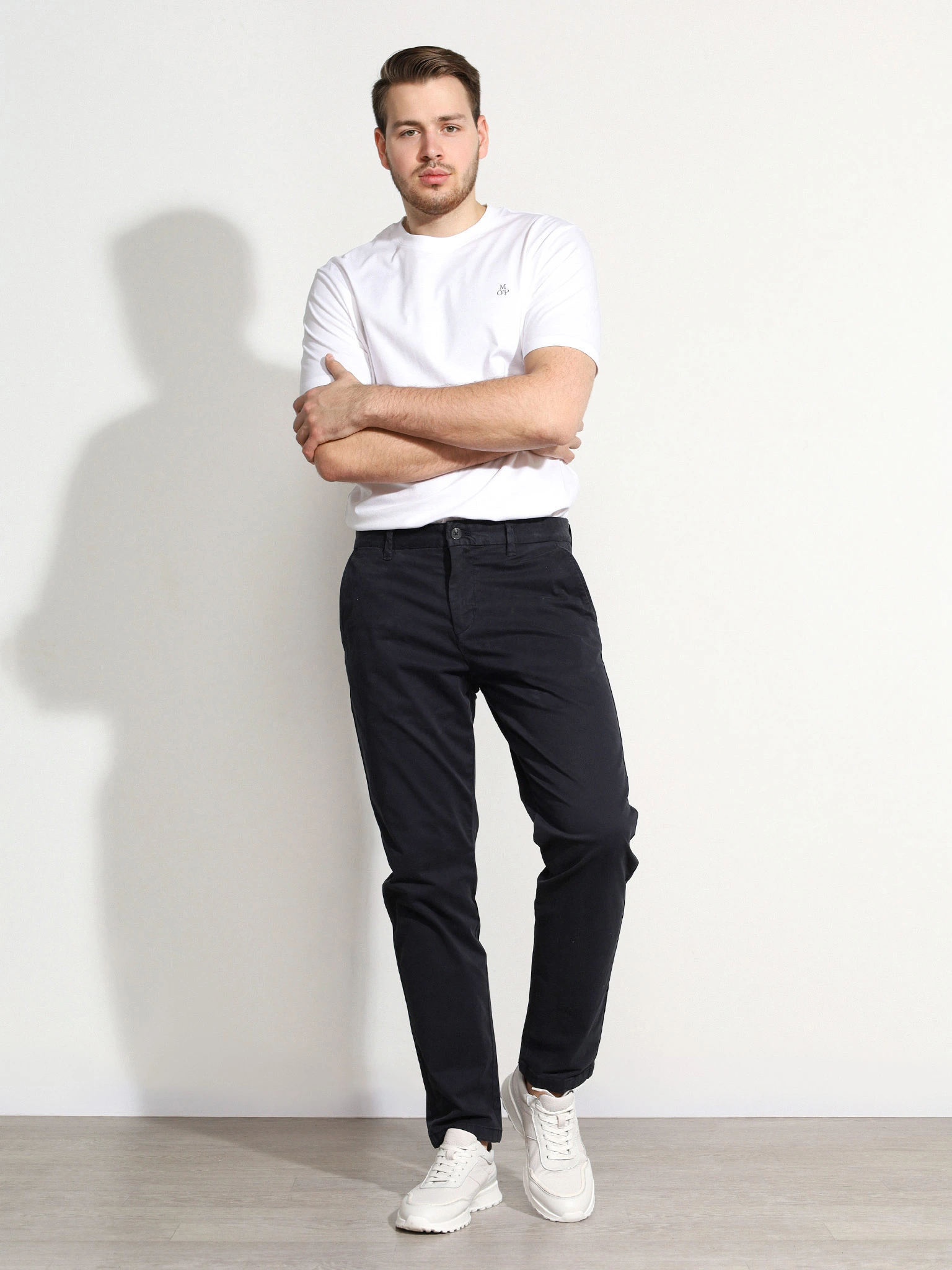 Брюки темно-синего цвета из смесового хлопка